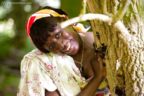 Eski Siyah Kadın leva elde Çıplak içinde woods için çıplak modelleme ilk