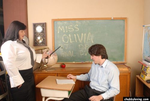 Brunette vette Olivia steken haar Student in Klas voor kwaliteiten