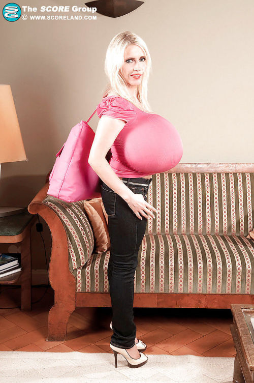 Volwassen Blond in strak Jeans beshine resultaat haar Extreem groot juggs